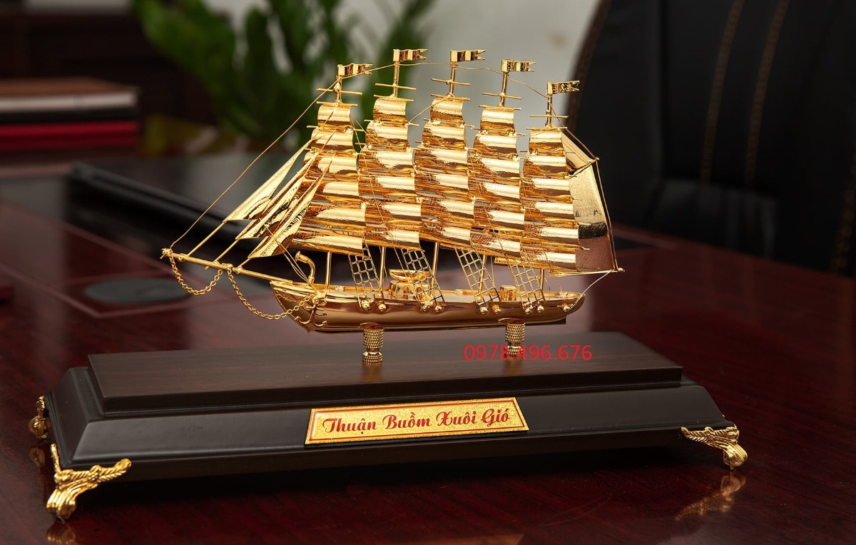 Giá bán Thuyền buồm phong thủy mạ vàng 24K Biểu tượng thuận buồm xuôi gió